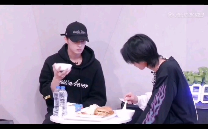 سجل معركة الصوت الموجي – روتين إفطار جون باي