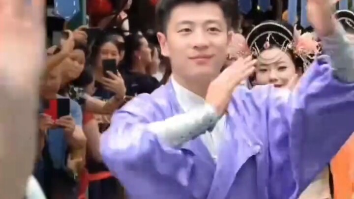 “Teacher Zhang Xuefeng has been reincarnated!” At a graduation-themed tourist attraction, an NPC and