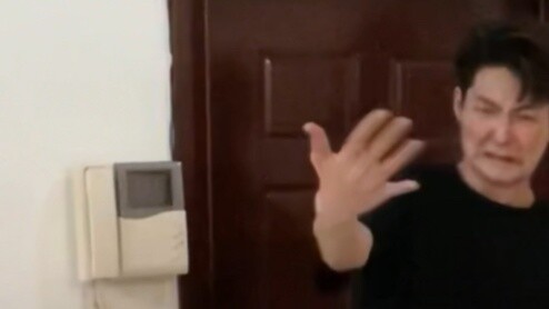 "Orang Kpop membantu kakek dengan pekerjaan rumah" Bagian 4: Kaki Itzy agak tidak berguna hari ini