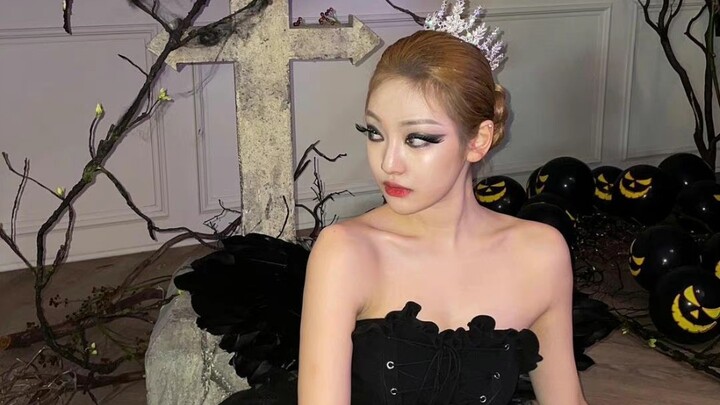 Noble Queen! Ning Yizhuo’s SM Halloween Party Black Swan Cosplay