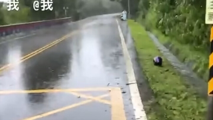 Trời mưa, chàng trai không gọi được taxi nên nằm luôn vào cống thoát nước, trở thành người đầu tiên 