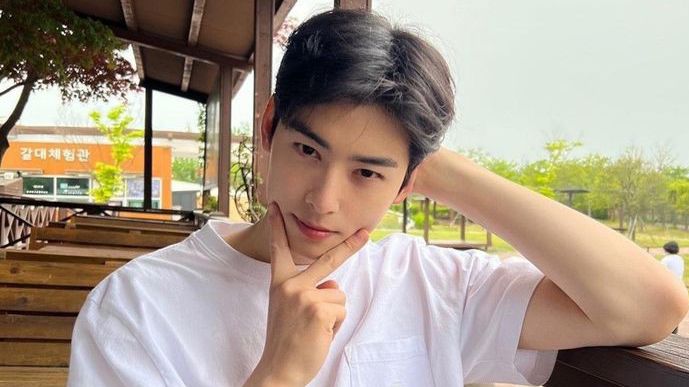 Cha Eunwoo Irit Senyum di Event Louis Vuitton Dipuji Bikin Silau Saking  Tampannya