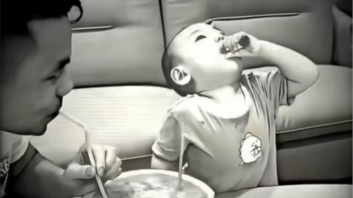 Bố: Có khổ không?   Con trai: Chẳng bằng một phần vạn cái cách bố lừa con.