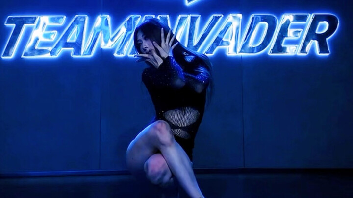 เข้ามาดูนางเงือกเต้นบนรองเท้าส้นสูง