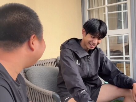 Ở Ý, soái ca 2 mét đến tận nhà thật sự