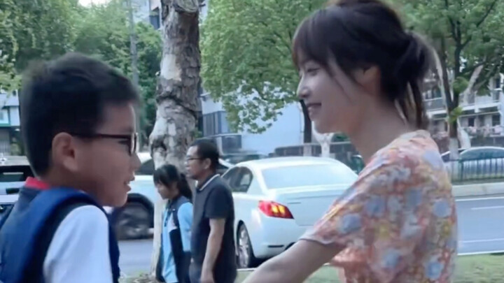 เมื่อพี่สาวแต่งตัวเป็นคุณแม่วัยสาวมารับน้องชายเลิกเรียน จะเกิดปฏิกิริยาแบบไหนนะ?