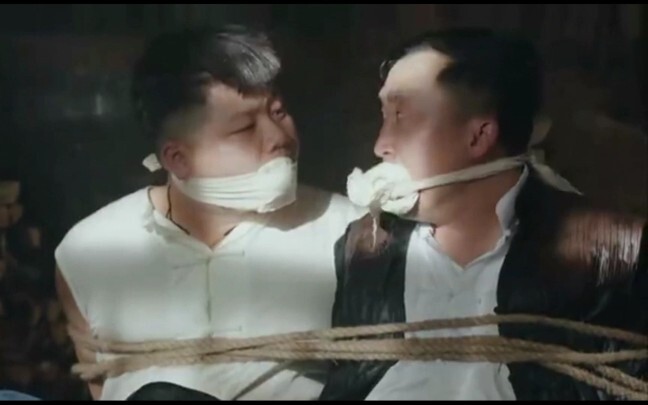 两坏蛋被关在柴房