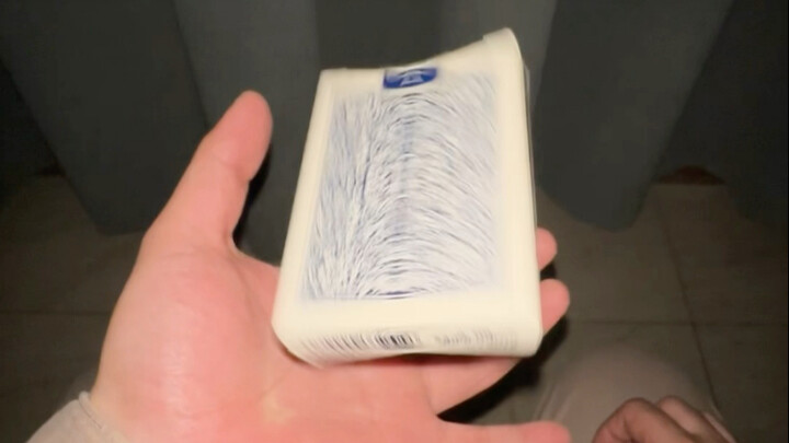 现在知道荷官为什么要带手套了吗？