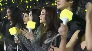 ماما، تذكّر في المرة القادمة أن تجمع تذاكر الفنانين