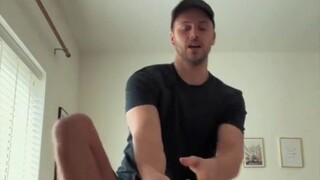 أب حنون يحب الثرثرة، يغير حفاضة لمولوده الصغير الذي تبرز للتو