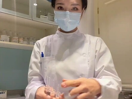 Chị ơi, hay là dùng răng thử xem sao nhỉ