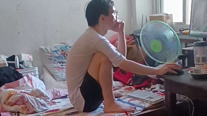 Elementary school classmate, graduated in July 2016, been a NEET at home playing games for over 9 ye