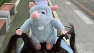 سأخرج وأتباهى بعصابة رأسي على شكل ملك الفئران