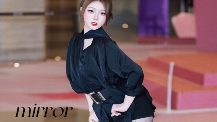 Kemeja hitam terasa berbeda lagi… Mirror – Fiestar