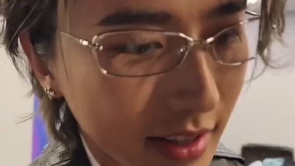 Đàn ông các anh liếm giỏi hơn tôi đấy – Cai Xu Kun trong buổi livestream