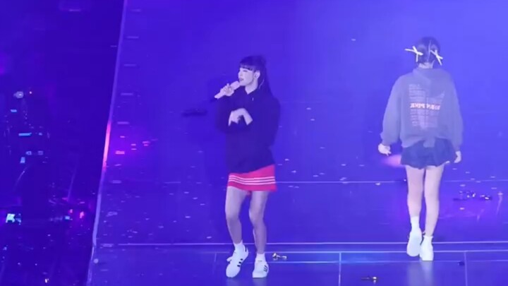 Lisa, dazed and dreamy at the concert, lost in the moment and letting loose — “BLACKPINK Concert” st
