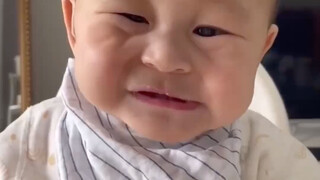 Mom feeds eight-month-old baby complementary food, so yucky the baby starts talking # Sorry, couldn'