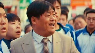 老师是同学温暖的阳光，照亮了一朵又一朵的花朵