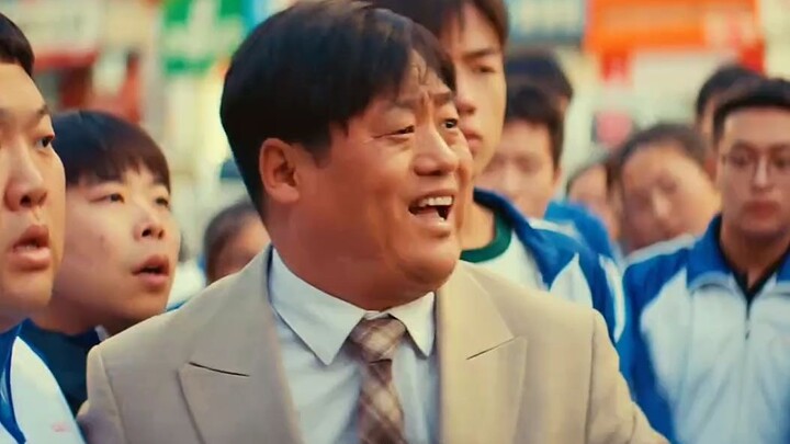 老师是同学温暖的阳光，照亮了一朵又一朵的花朵