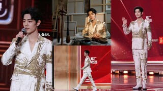 Tiêu Chiến bước lên sân khấu CMG với bộ trang phục vest sáng màu Alexander McQueen đắt tiền