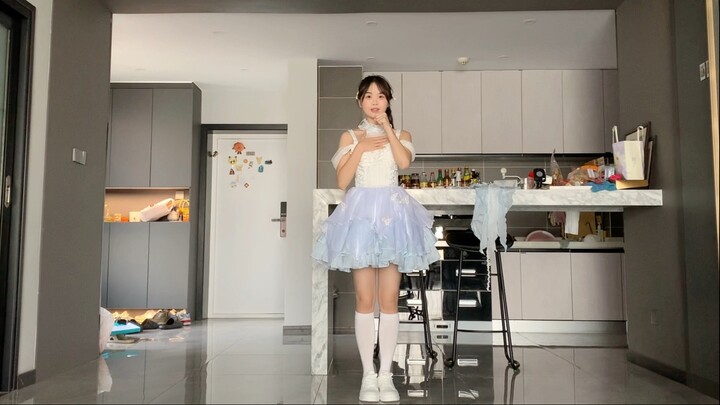 Làm ơn, hãy nhìn em thêm chút nữa đi.