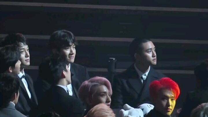 【EXO】Thầy Đu đoạt giải, Baekhyun liền bước lên bàn hôn Ngỗng Vương