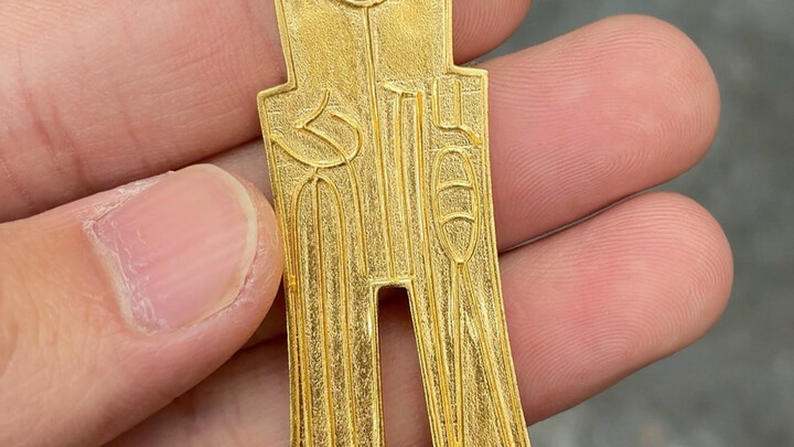 The old man says the goods on his stall are super old.