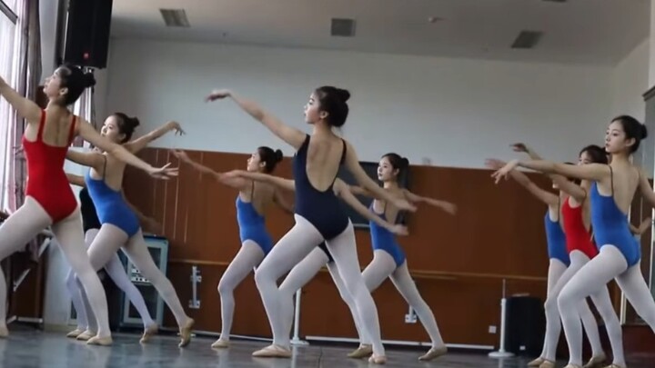 พี่รุ่นพี่ซ้อมในห้องซ้อมเต้นยังสวยเหมือนเดิมเลย❤️