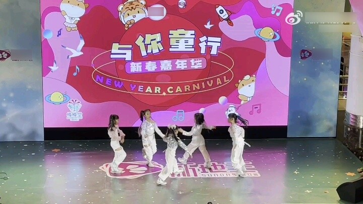 فتيات سكويز 303 يرقصن على أغنية "الذيلان" وورق السكر يبدأ من الطفلة