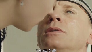 美女向邦德告别，邦德却说：我的手表，美女瞬间明白意思