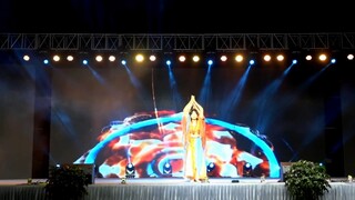 中学女生赤脚表演敦煌舞蹈