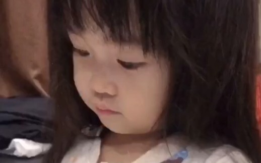 女孩子的开心就是一秒钟的事情