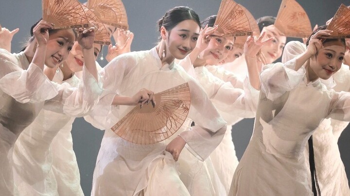 บทละครระบำ "ประตูร้อยปี" ท่อน "พัดหอมซ่อนฤดูใบไม้ผลิ"