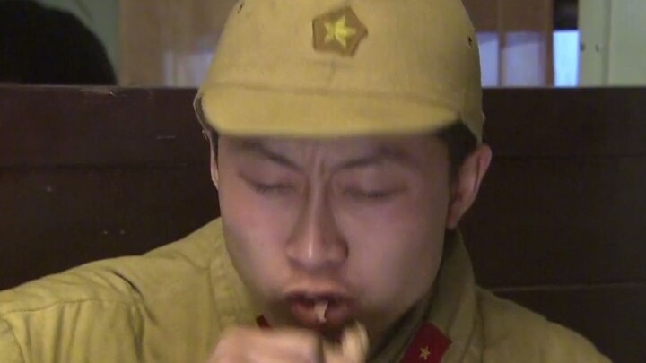 The Eighth Route Army invited the Japanese soldiers to drink and eat roast chicken, but suddenly the