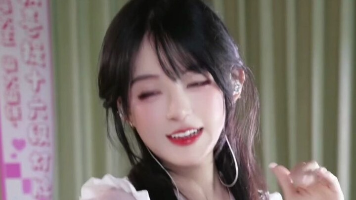 تسوكينو نياوو.. هذه الصغيرة تعرف فعل كل شيء!