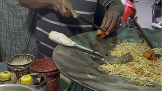 Mi goreng kaki lima India. Aku dan kakakku sudah saling kenal sebelumnya, dan dia tahu itu tidak mud