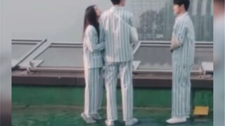 [Lin Yi & Liu Haocun] แอบเขย่งและซบไหล่แฟนของเธอ!