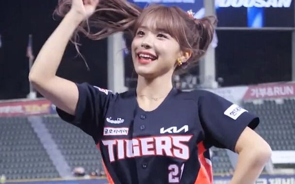 Đen đấu với Đỏ - Đội cổ vũ Lee Da-hye