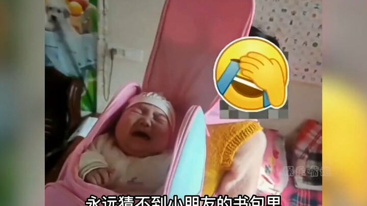 Cặp sách của học sinh tiểu học có đủ thứ, em gái hai tháng tuổi bị mang theo đến trường, còn được bọ