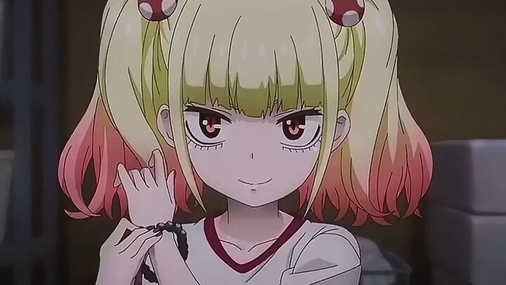The girl puts a Buddhist rosary on her wrist, but the next second it explodes in an instant.