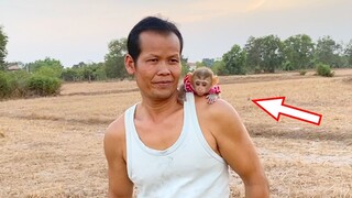 So Cute Little Princes Maya Sit On Grandpa Shoulder Visit The Sunset
