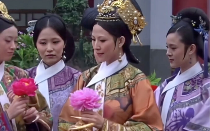 Apart from Yixiu, Zhen Huan was the first imperial concubine to wear bright red clothing!