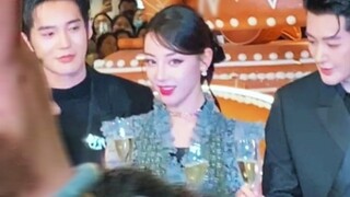 Ratu yang merasa nyaman di Vanity Fair, senyumnya sangat manis