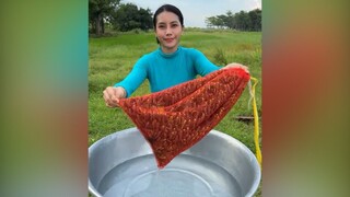 Sekantong besar makanan ini sebenarnya berisi belalang. Goreng dalam minyak hingga berubah warna men