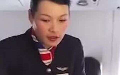 “中国护照掉了？没关系，那你唱国歌”，空姐讲述真实的利比亚撤侨故事