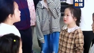 เด็กน้อยน่ารักเถียงกัน น้องสาวของฉัน ฉันแกล้งเธอได้ แต่ห้ามให้คนอื่นมาทำแบบนี้ ต่อให้เธอเป็นฝ่ายผิดก