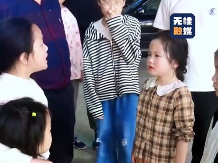 เด็กน้อยน่ารักเถียงกัน น้องสาวของฉัน ฉันแกล้งเธอได้ แต่ห้ามให้คนอื่นมาทำแบบนี้ ต่อให้เธอเป็นฝ่ายผิดก