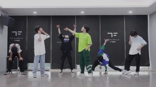 【TF Family】I strangely love this dance segment—does anyone else feel the same?
