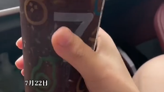 七分甜回应捏捏杯一捏就爆  后续如果再上架，会注意材质问题/女儿跟男同学聊天，爸爸坐车内眼神阴沉