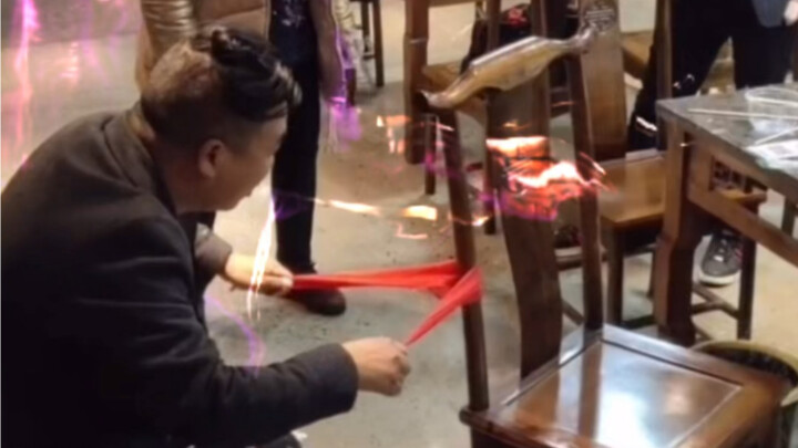 Saat menikmati teh sore, bertemu jagoan: pak tua berkerudung syal klasik!